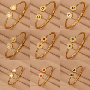Grille de neuf bracelets câbles en acier inoxydable doré avec divers ornements