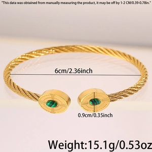 Détail du bracelet torsadé plaqué or 18K avec extrémités ovales en malachite verte