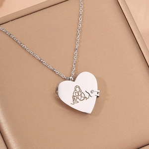 Zilveren medaillon ketting met moeder en kind gravure op een hartvormige hanger
