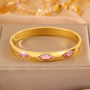 Makroaufnahme des vergoldeten Edelstahlarmbands mit drei rosa Kristallen im Marquise-Schliff