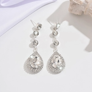 Elegante silberne Tropfenohrringe mit Kristallen und Pavé-Steinen für die Braut