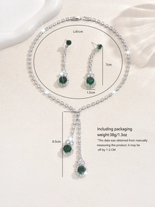 Detalle del conjunto de collar y pendientes con circón verde e información de medidas