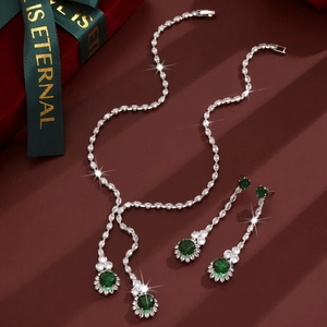 Detalle del conjunto de collar y pendientes con circón verde esmeralda vintage