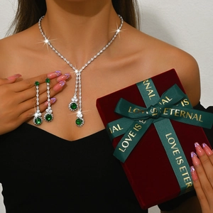 Conjunto de collar y pendientes vintage con circonitas verdes y metal plateado fino