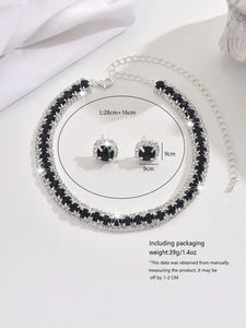 Makroansicht von quadratischem Strass-Halsketten- und Ohrring-Brautschmuck-Set-Maßen