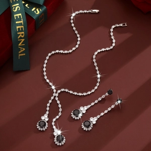 Primer plano de conjunto de joyas vintage con circonitas negras y baño de plata en terciopelo