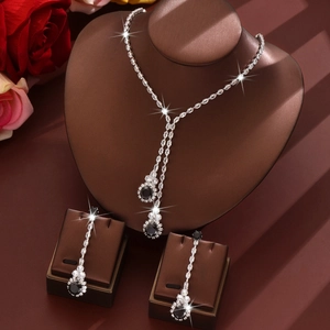 Elegante conjunto de collar y pendientes de borlas con circonitas verdes y blancas