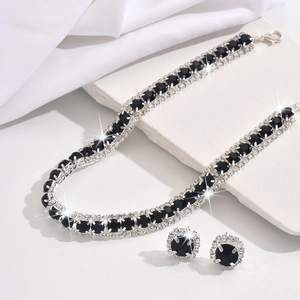 Elegantes Set aus silberner Halskette und Ohrringen mit schwarzen Steinen und Kristallen