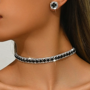 Nahaufnahme des eleganten schwarzen Edelstein-Colliers mit passenden Silber-Ohrringen