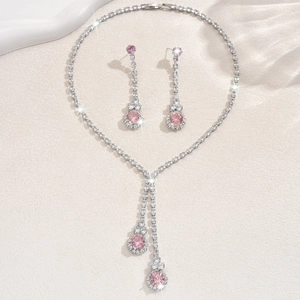 Detalle de conjunto de collar y pendientes de plata con piedras rosas y diamantes blancos