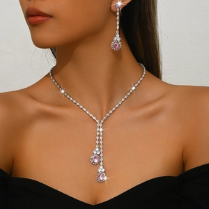 Elegante conjunto de joyas de plata con piedras rosas y cristales en una modelo