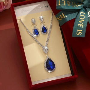 Conjunto de joyas con piedras azules, collar y pendientes en caja de regalo de terciopelo