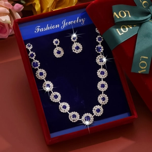 Conjunto de joyas florales de zafiro azul con collar y pendientes en caja de terciopelo