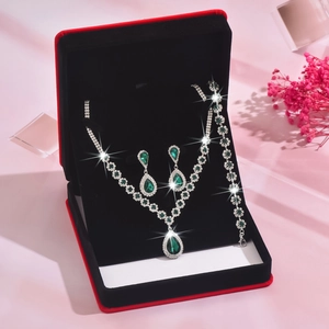 Caja regalo de terciopelo con set de joyas esmeralda, collar, pendientes y brazalete