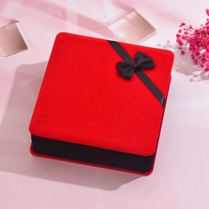 Elegante caja de regalo de terciopelo rojo y negro con lazo de cinta para ocasiones especiales