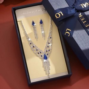 Vista macro de conjunto de joyas de plata con piedras azules en caja de regalo de lujo