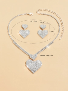 Detalle del conjunto de joyas de corazón plateado con dimensiones y pesos incluidos