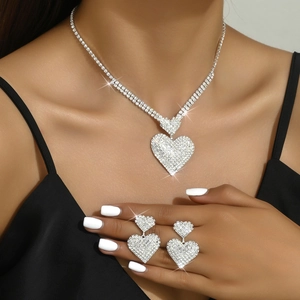 Elegante conjunto de joyas de corazón con collar y pendientes usados por modelo para fiesta
