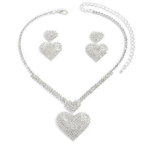 Conjunto elegante de collar y pendientes de corazón plateados con brillantes diamantes
