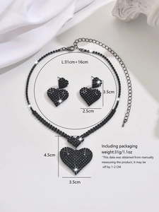 Vista detallada del conjunto de joyas de corazón con cristales negros, collar y pendientes