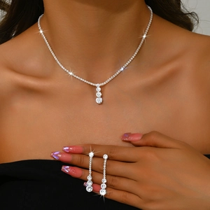 Silbernes Brautschmuck-Set mit Zirkonia-Halskette und passenden Tropfenohrringen am Modell