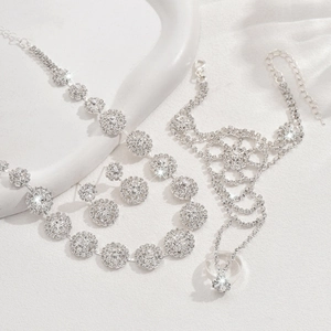 Elegante conjunto de joyas de novia plateadas con collar de diamantes, pendientes y anillo