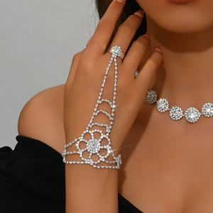 Conjunto de pulsera de mano nupcial con cristales plateados y elegante diseño floral