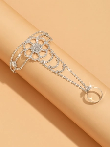 Exquisita pulsera de anillo para novia en tono plateado con brillantes flores de strass