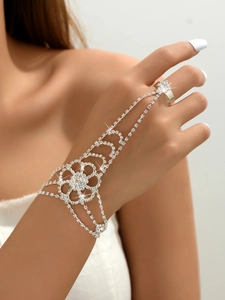 Pulsera de anillo para novia con flores plateadas y cristales brillantes en la mano