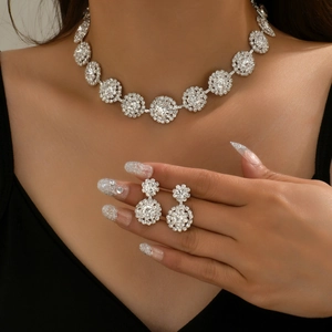 Elegante conjunto de joyas para novia con collar plateado y pendientes de cristal