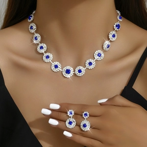 Detalle de conjunto de collar y pendientes de novia con gemas de girasol azul