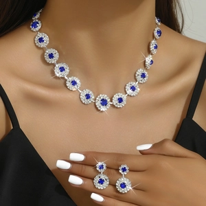 Detalle de conjunto de joyas de boda de lujo con collar y pendientes de zafiro azul
