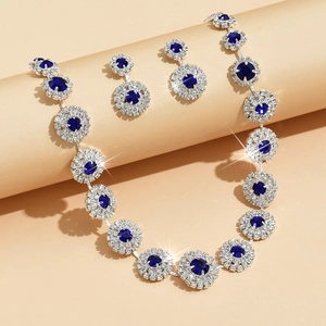 Detalle del conjunto de collar de lujo con cristales azul oscuro y diseño de girasol plata