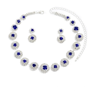 Detalle de conjunto de joyería nupcial con gemas azul oscuro y cristales plateados