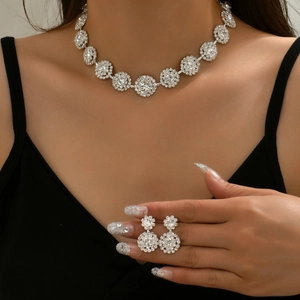 Detalle macro del set de joyas de boda con racimos florales y brillantes diamantes de imitación