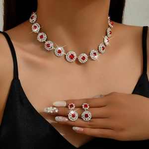 Detalle de conjunto nupcial con cristales rojos y collar usado por una modelo real