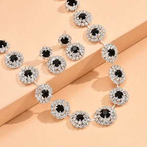 Vista detallada de un conjunto de joyas de novia con piedras negras y brillantes