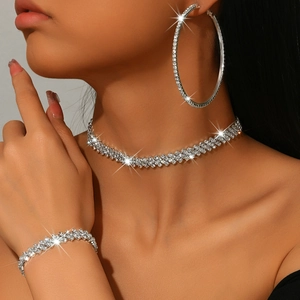 Λαμπερό ασημένιο σετ κολιέ choker με ασορτί βραχιόλι και κρίκους με στρας για γυναίκες