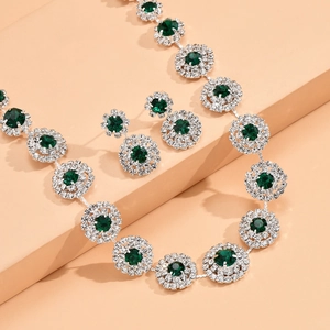 Detalle macro del conjunto de joyería de plata con cristales verdes y micro pavé de diamantes
