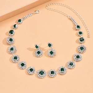 Detalle de conjunto de novia con cristales verde esmeralda y circonitas en plata fina