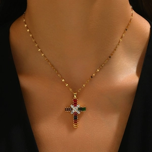 Goldkette mit buntem Zirkonia Kreuzanhänger an einem weiblichen Model präsentiert