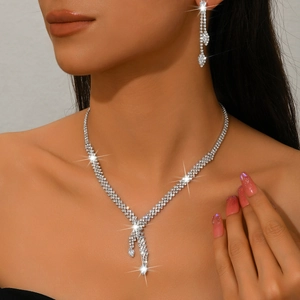 Conjunto de joyas de novia en plata con collar en V y pendientes largos de pedrería