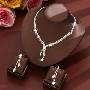 Elegante conjunto de joyas de plata con circonitas y borlas para novias o eventos de gala