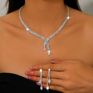 Detalle de collar de circonita brillante y pendientes largos de flecos para bodas y galas