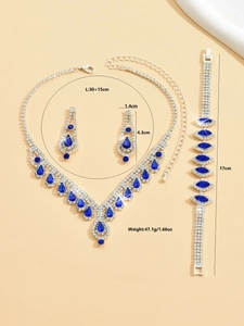Vista detallada del conjunto de joyas de novia en plata con piedras azul marino y cristales