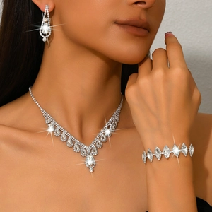 Elegante conjunto de collar en V plateado con cristales de gota y pendientes