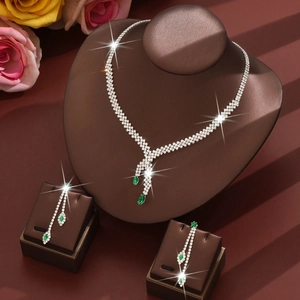 Conjunto de joyas de plata brillante con piedras verde esmeralda y circón para bodas