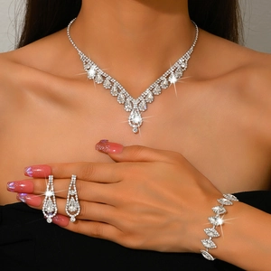 Elegante conjunto de joyas de novia plateadas con brillantes strass y colgantes de gota