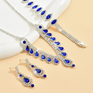 Elegante conjunto de joyas de novia con gemas azul marino y cristales brillantes