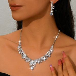 Parure de bijoux de mariée argentée avec collier en cristal goutte et boucles d'oreilles